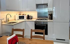 1 Bedroom Apartment In Shepherds Bush, London